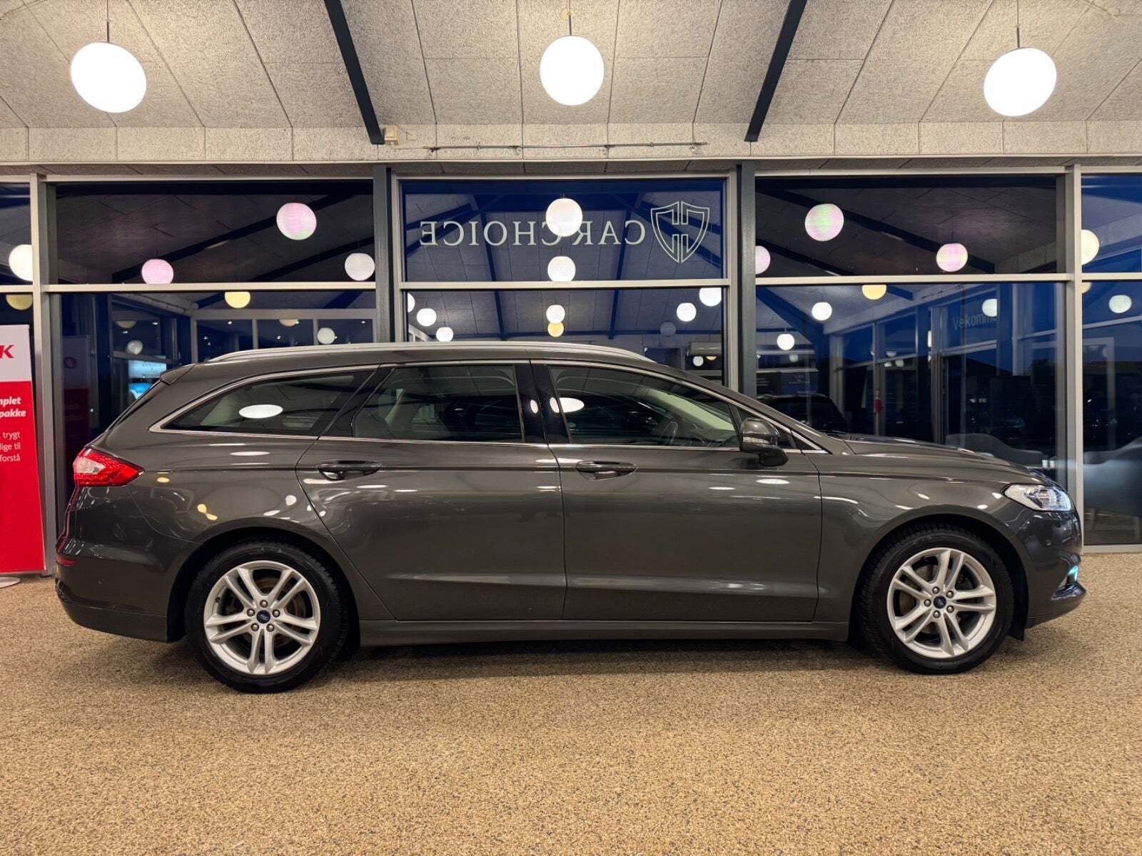 Grå Ford Mondeo fra 2018