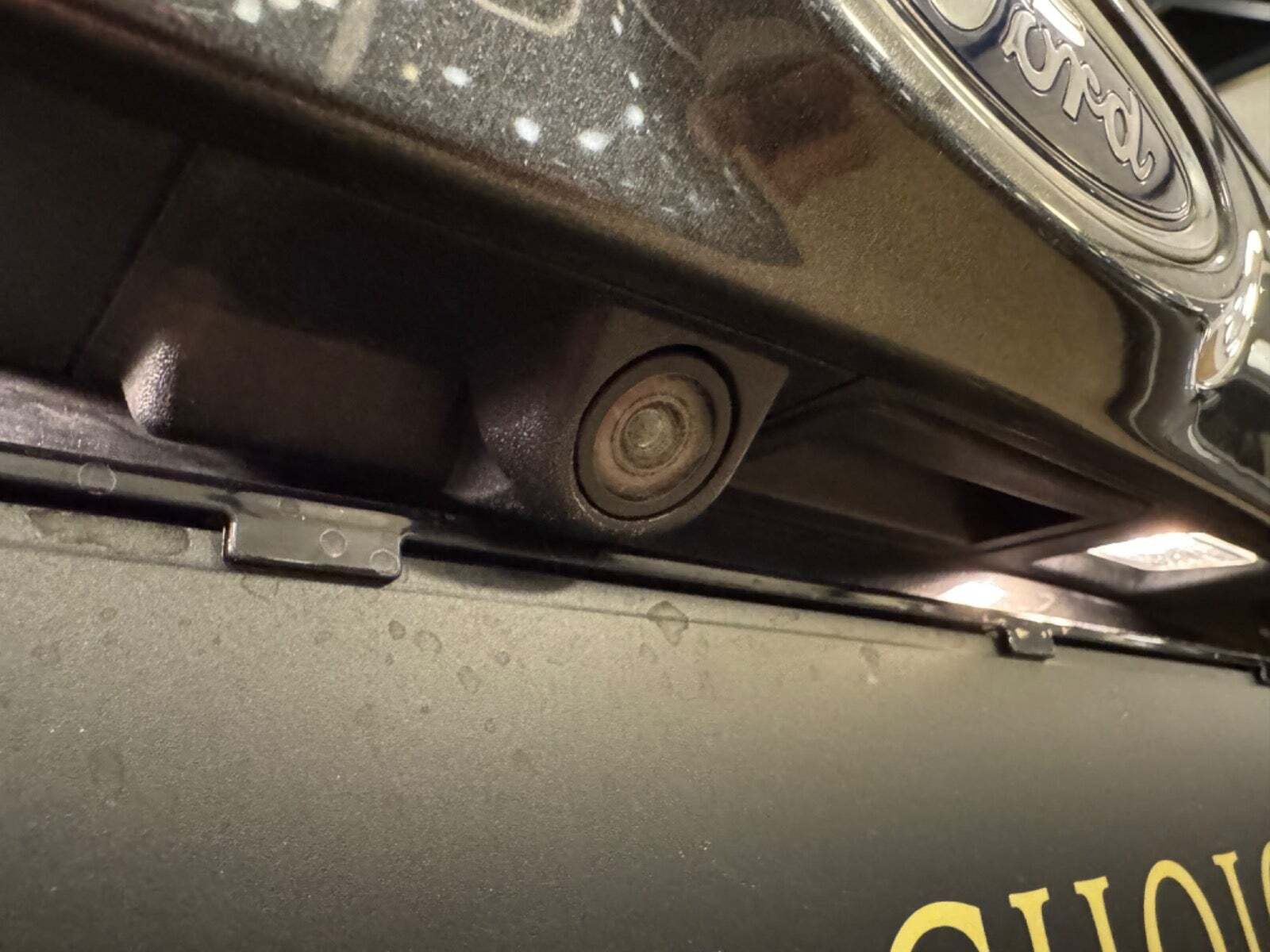 Grå Ford Mondeo fra 2018