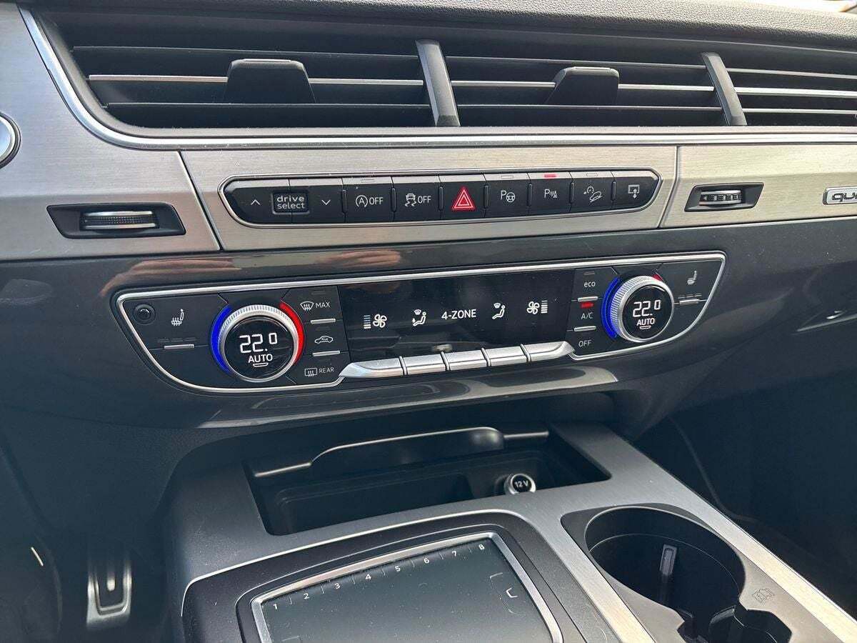 Grå Audi Q7 fra 2016