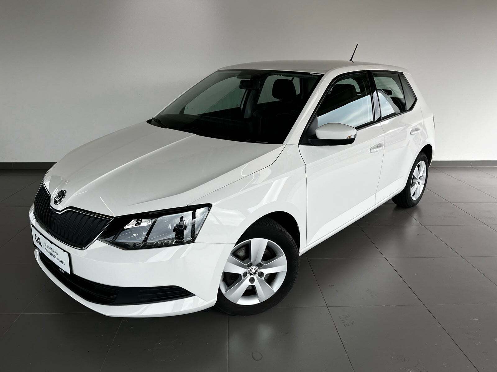 Hvid Skoda Fabia fra 2018 set udefra