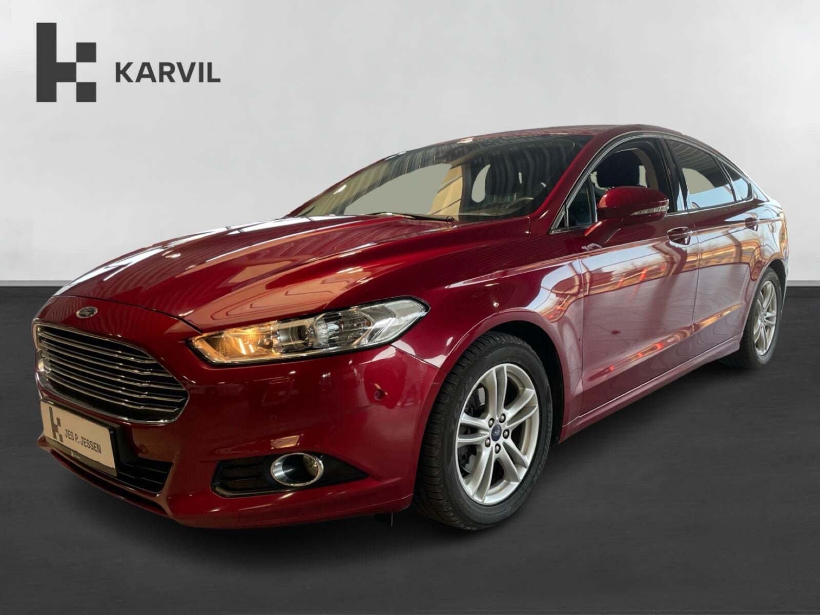 Rød Ford Mondeo fra 2017 set udefra