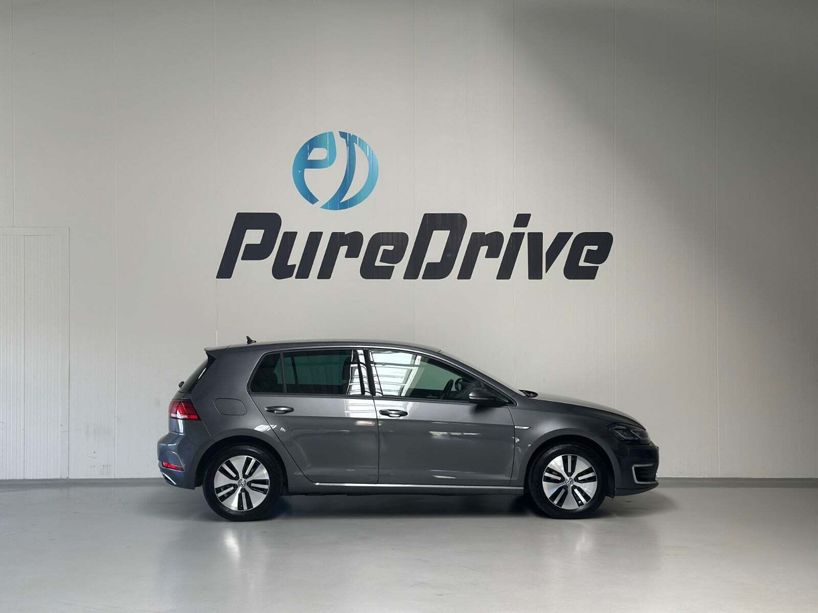 Grå VW e-Golf VII fra 2020