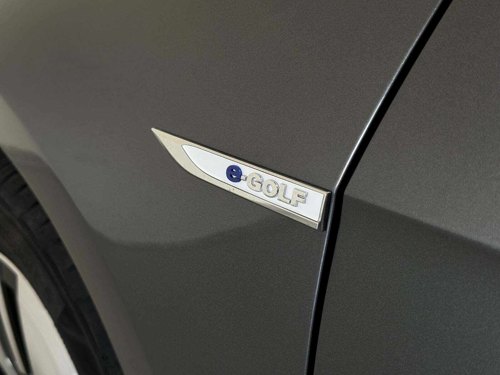 Grå VW e-Golf VII fra 2020