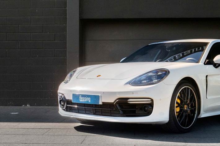 Hvid Porsche Panamera Turbo fra 2019 set udefra