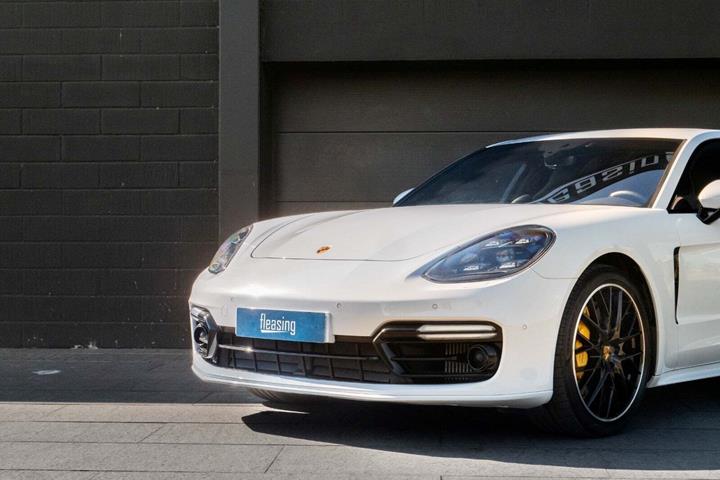 Hvid Porsche Panamera Turbo fra 2019 set udefra