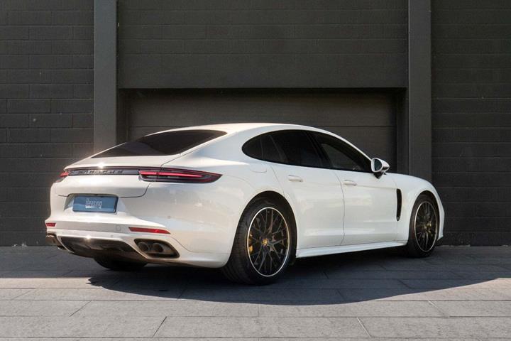 Hvid Porsche Panamera Turbo fra 2019
