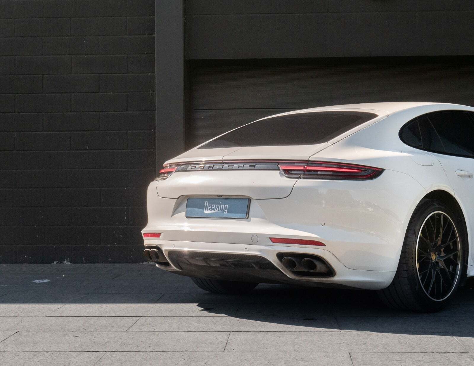 Hvid Porsche Panamera Turbo fra 2019 set udefra