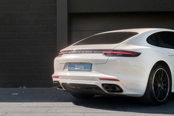 Hvid Porsche Panamera Turbo fra 2019 set udefra