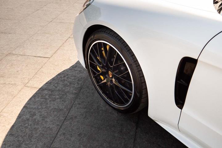 Hvid Porsche Panamera Turbo fra 2019 set udefra