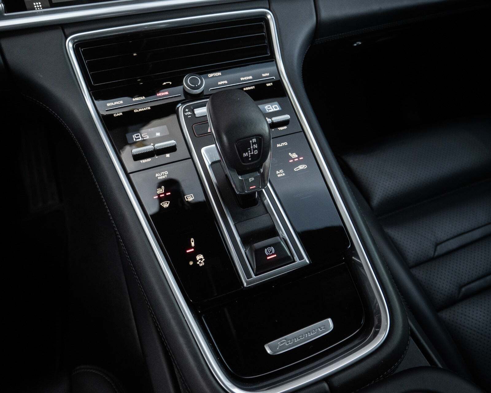 Hvid Porsche Panamera Turbo fra 2019