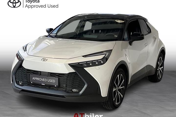 Hvid Toyota C-HR fra 2024 set udefra