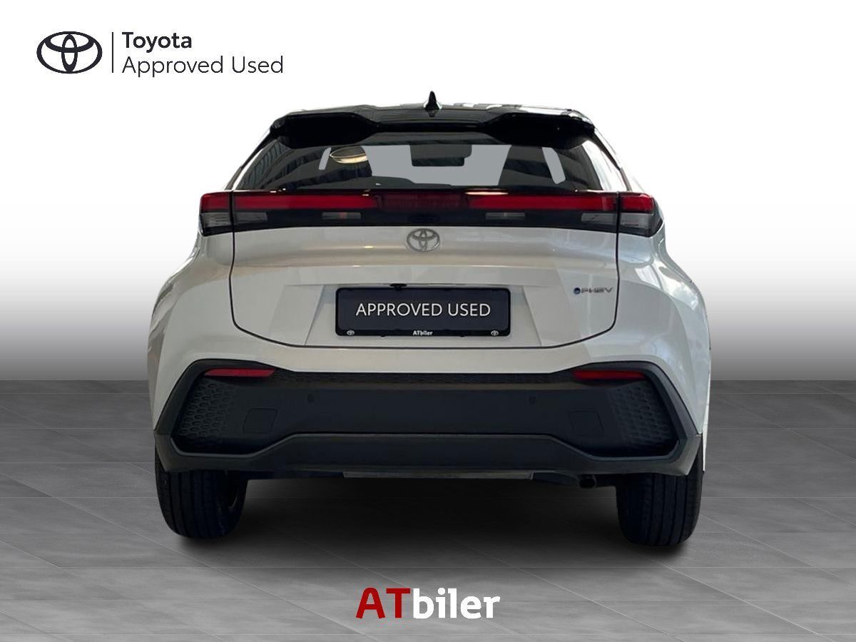 Hvid Toyota C-HR fra 2024
