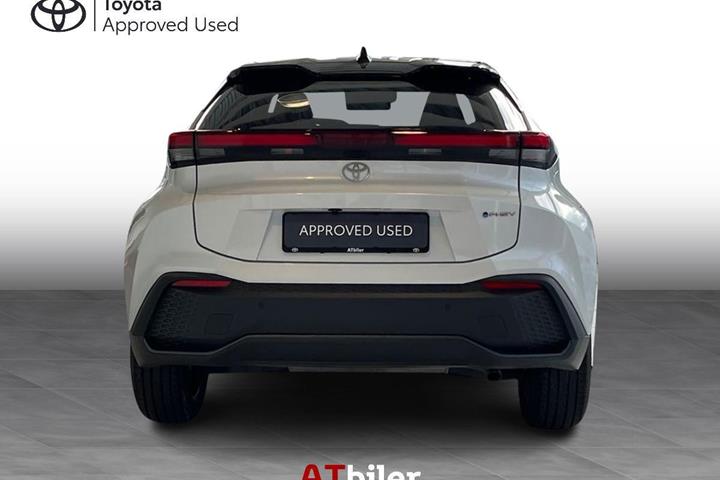 Hvid Toyota C-HR fra 2024