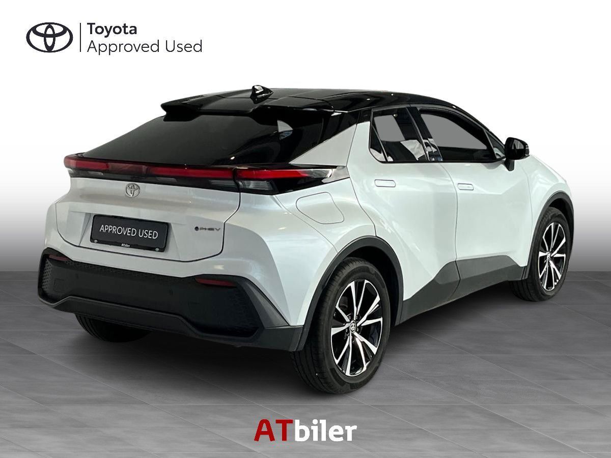Hvid Toyota C-HR fra 2024