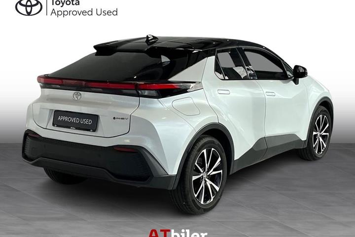 Hvid Toyota C-HR fra 2024