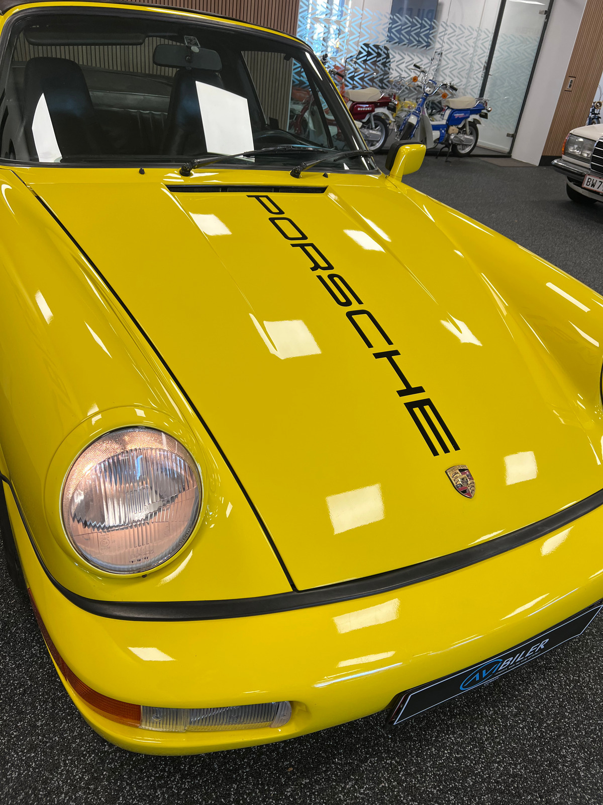 Gul Porsche 911 fra 1975