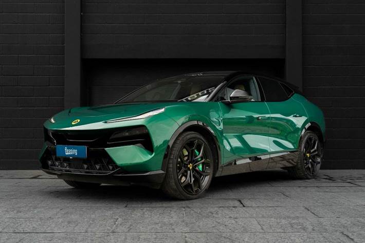 Grøn Lotus Eletre fra 2023 set udefra