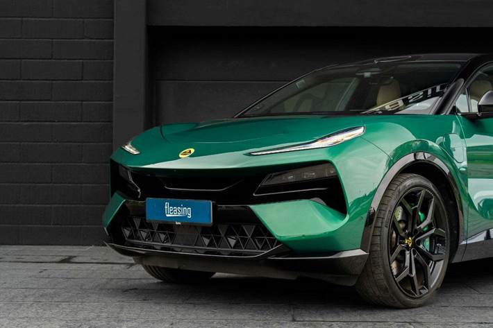 Grøn Lotus Eletre fra 2023 set udefra