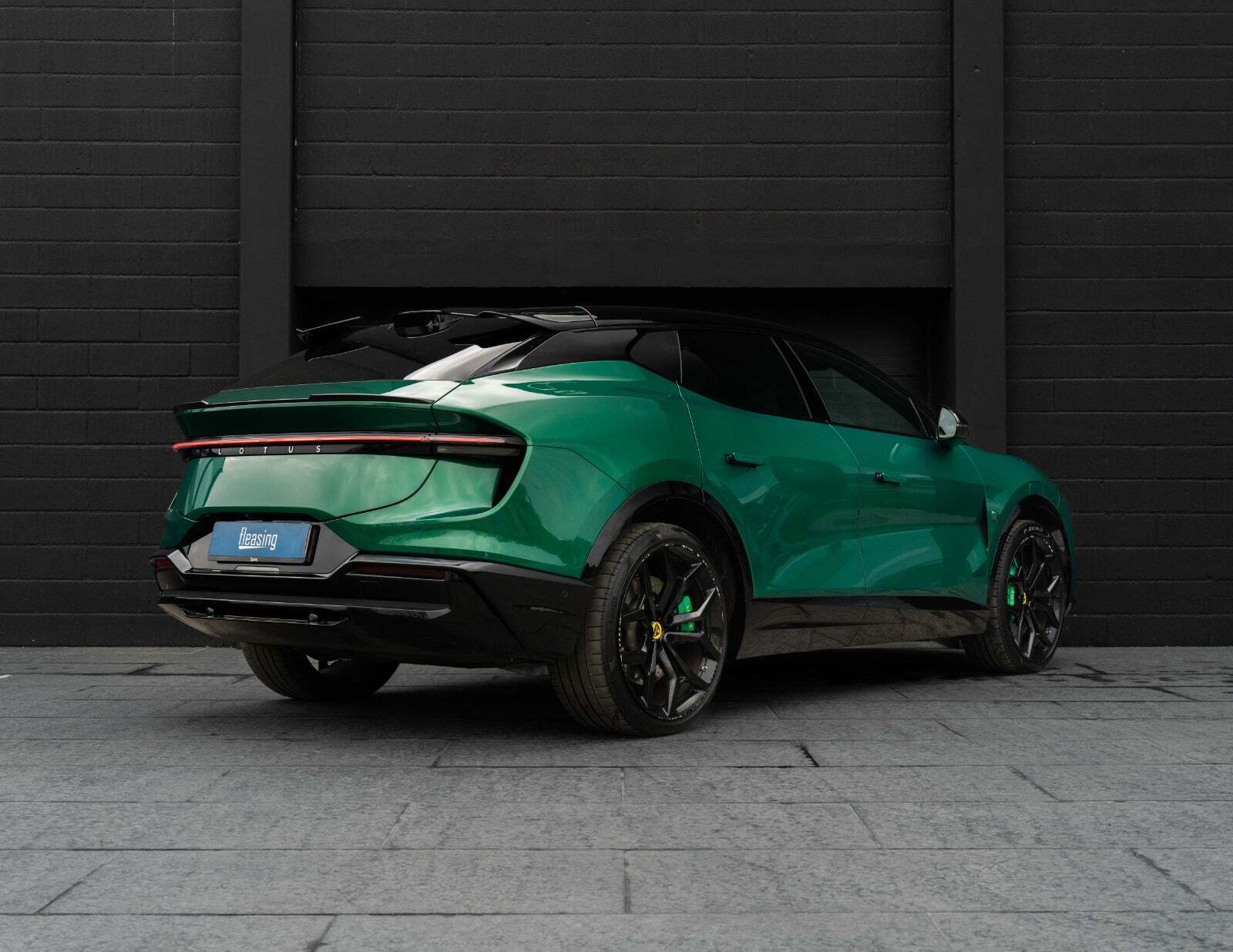 Grøn Lotus Eletre fra 2023 set udefra