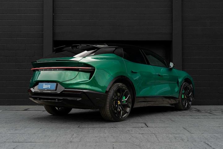 Grøn Lotus Eletre fra 2023 set udefra