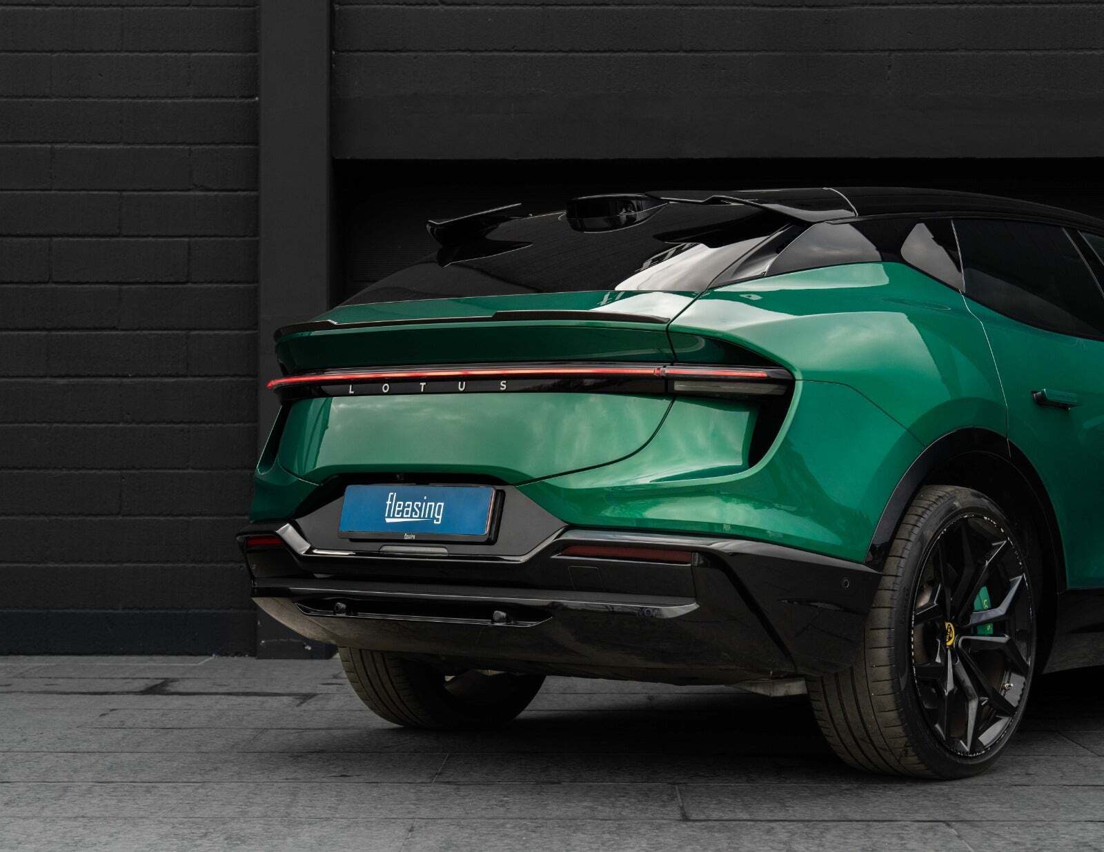 Grøn Lotus Eletre fra 2023 set udefra