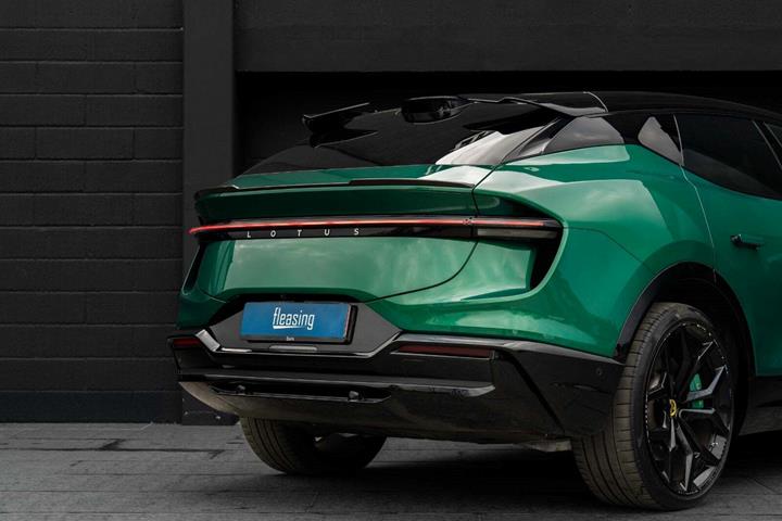 Grøn Lotus Eletre fra 2023 set udefra
