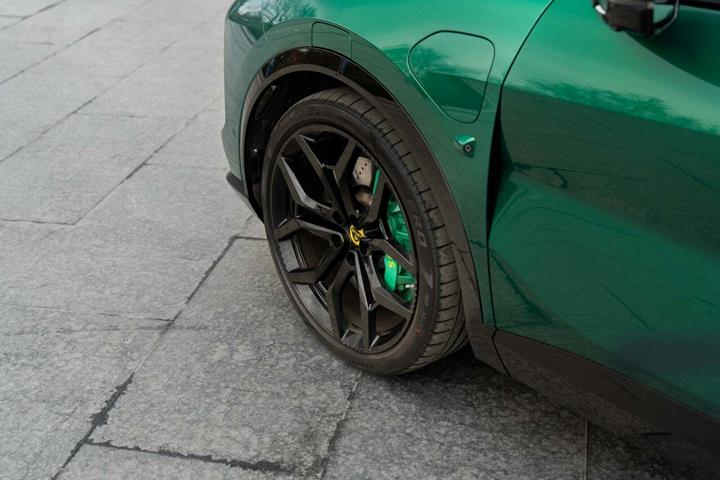Grøn Lotus Eletre fra 2023 set udefra