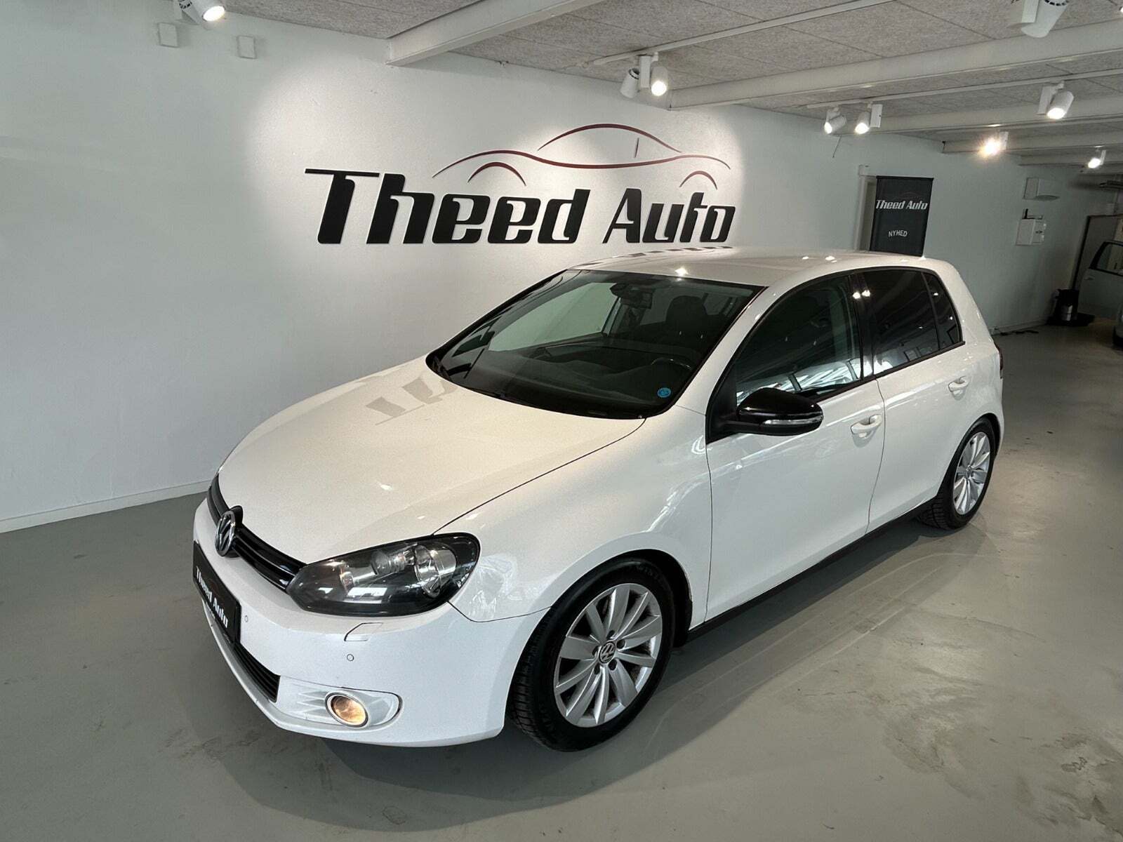 Hvid VW Golf VI fra 2009 set udefra