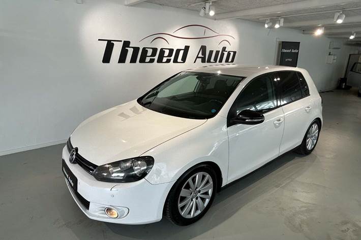 Hvid VW Golf VI fra 2009 set udefra