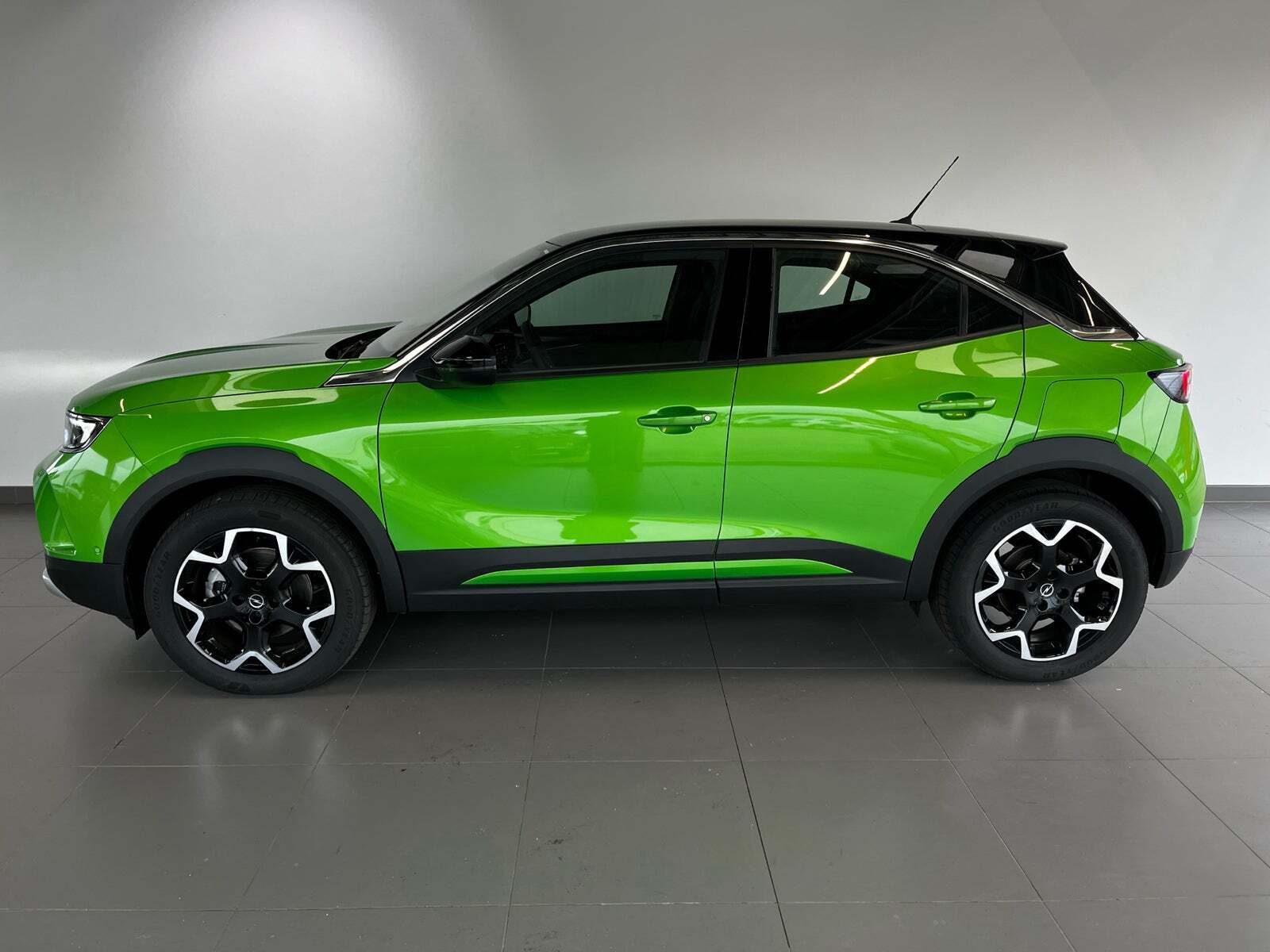 Grøn Opel Mokka-e fra 2023