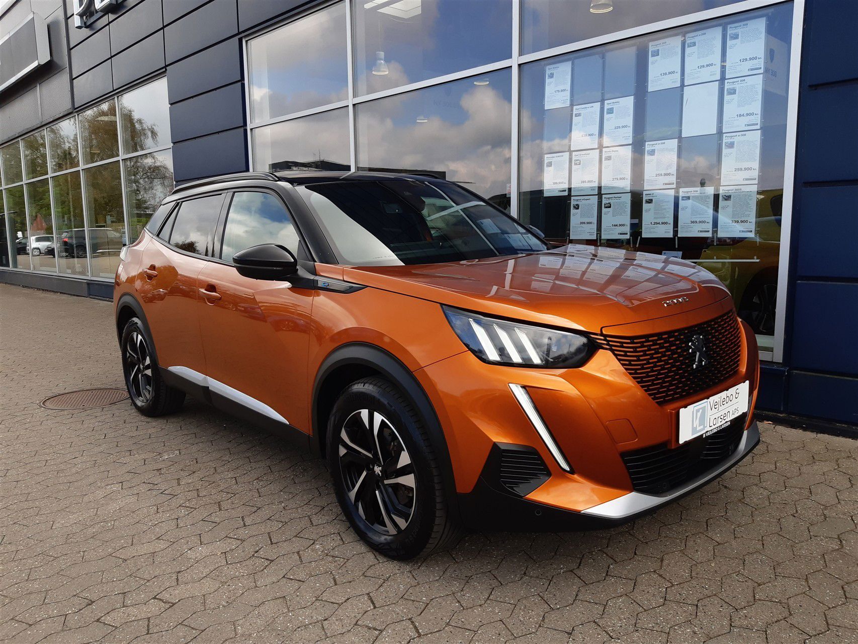 Orange Peugeot e-2008 fra 2022 set udefra