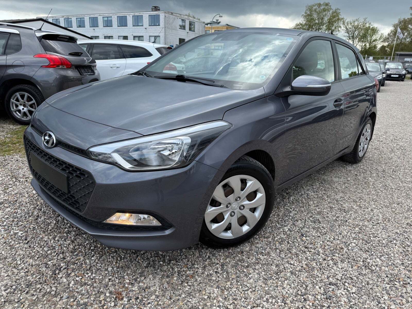 Grå Hyundai i20 fra 2016 set udefra