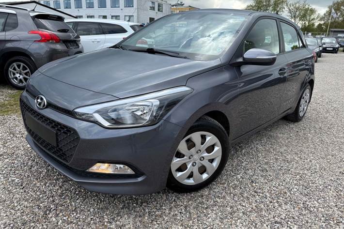 Grå Hyundai i20 fra 2016 set udefra