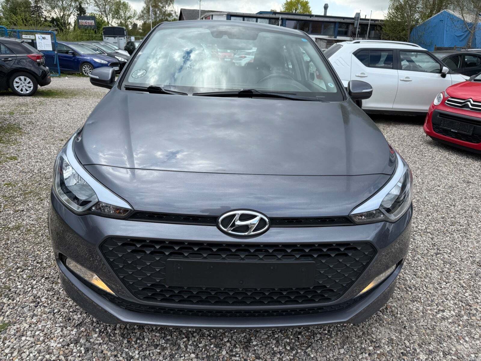 Grå Hyundai i20 fra 2016