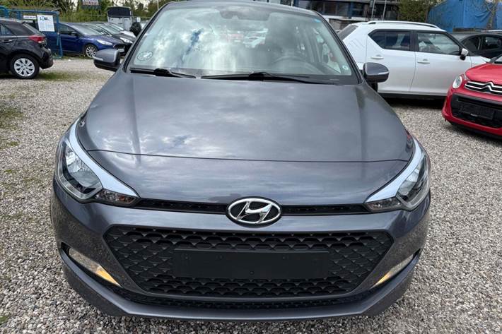 Grå Hyundai i20 fra 2016