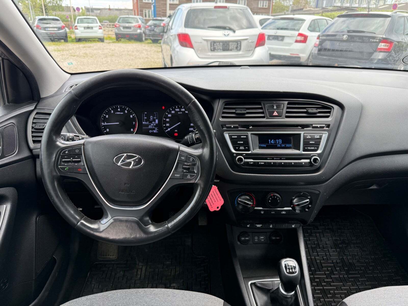 Grå Hyundai i20 fra 2016