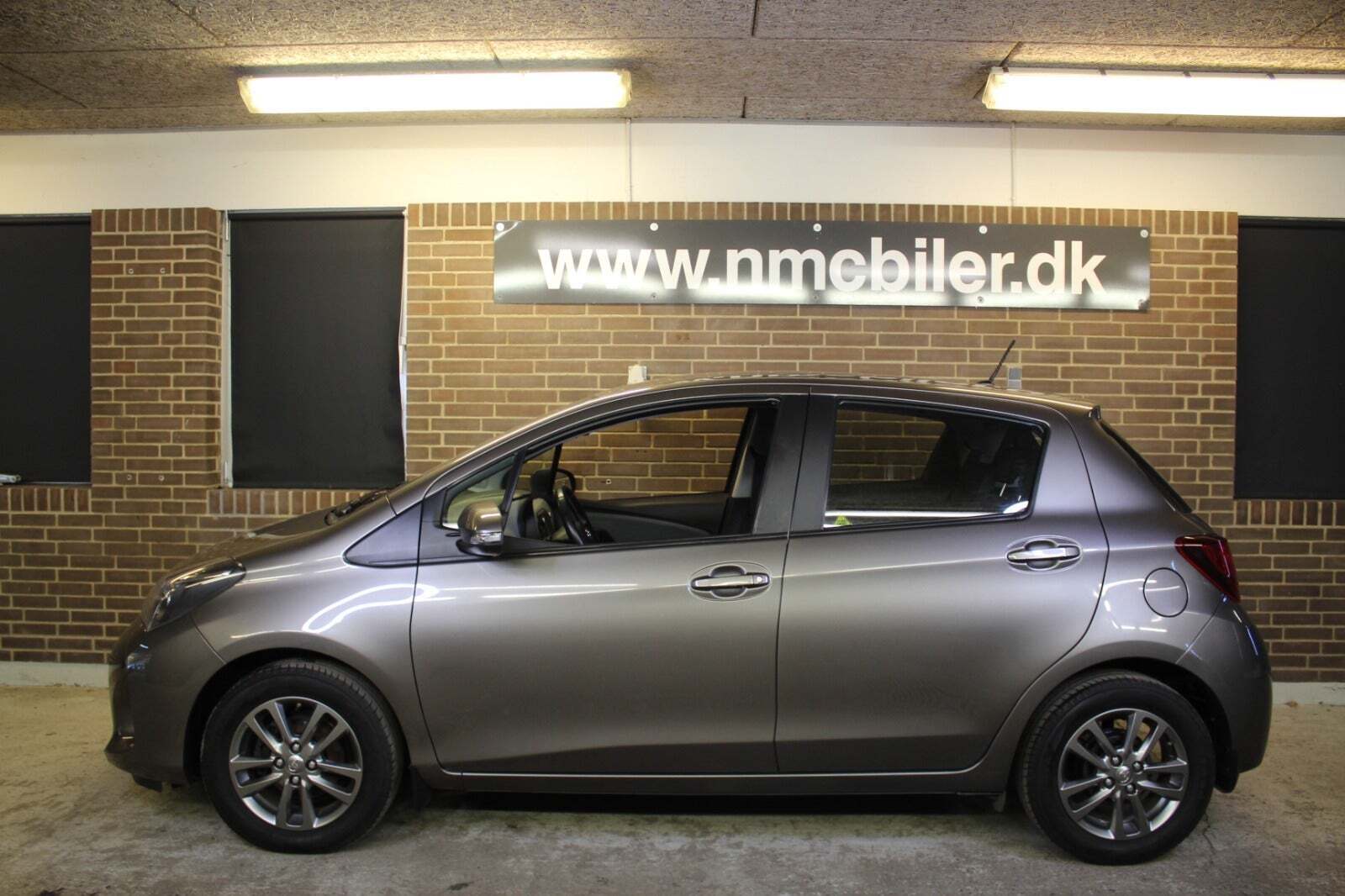 Grå Toyota Yaris fra 2016