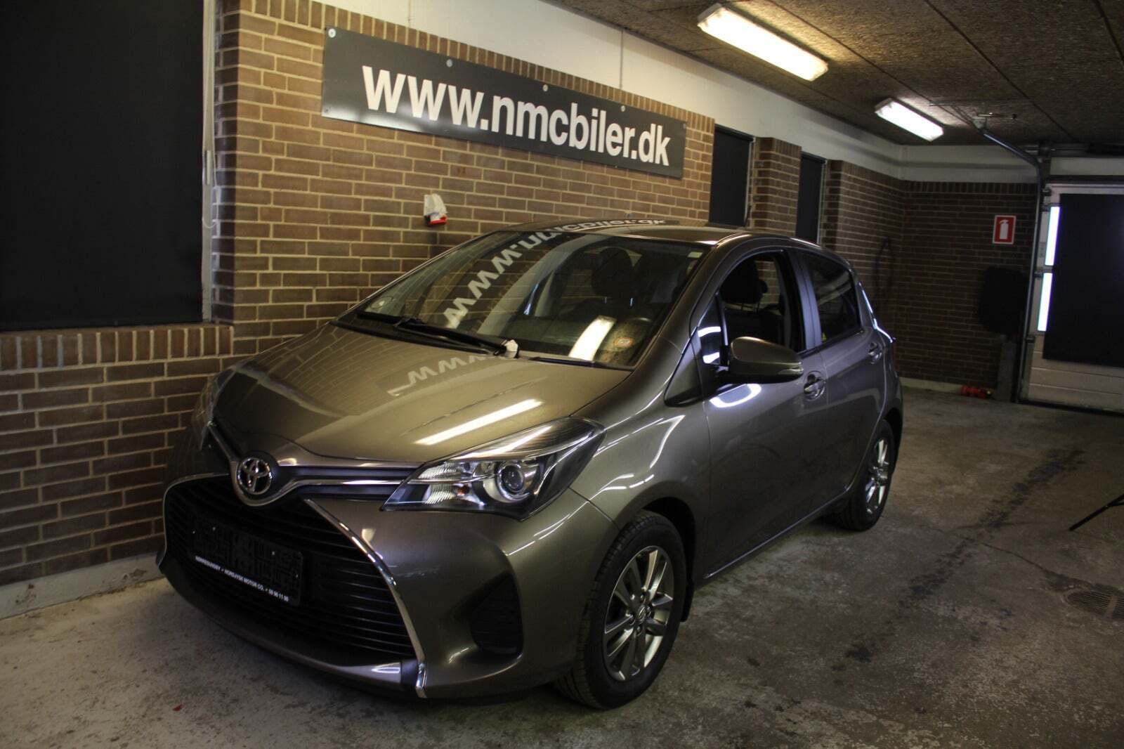 Grå Toyota Yaris fra 2016