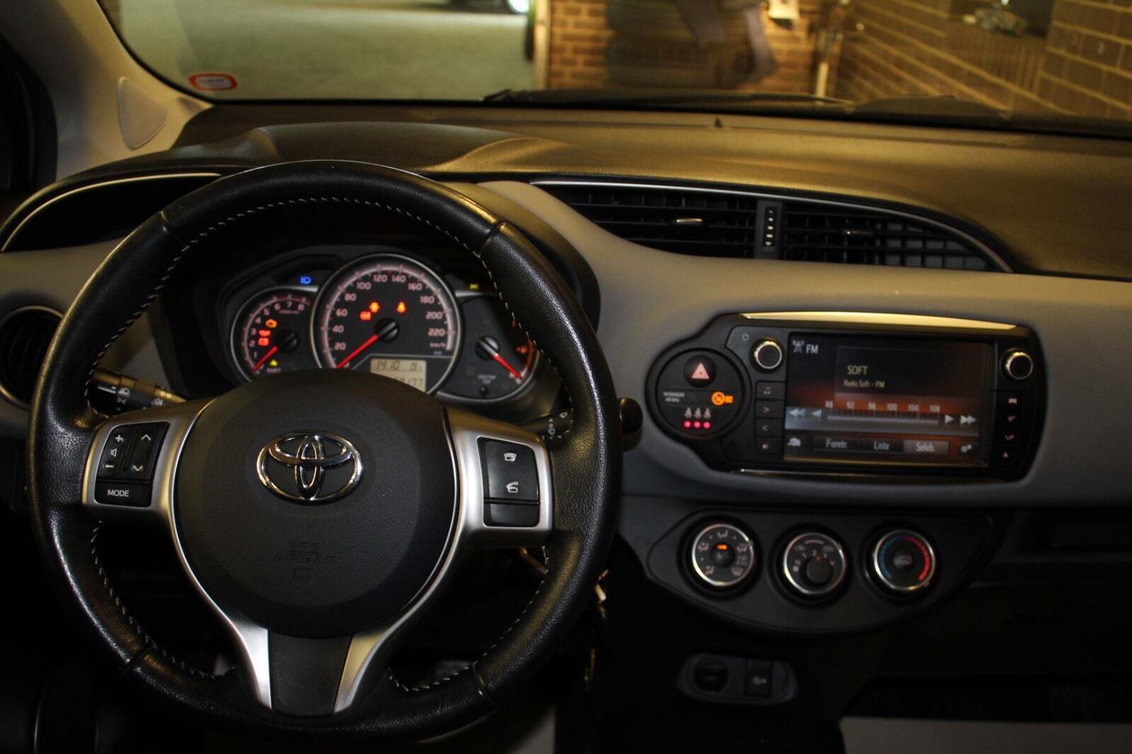 Grå Toyota Yaris fra 2016