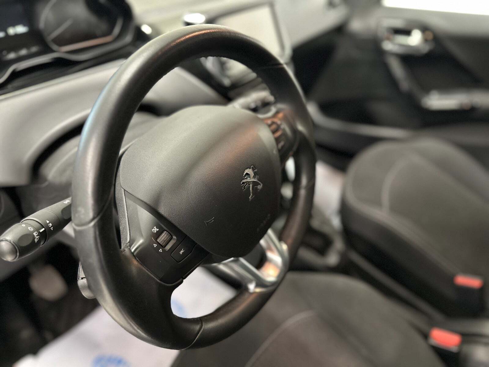 Sort Peugeot 208 fra 2019