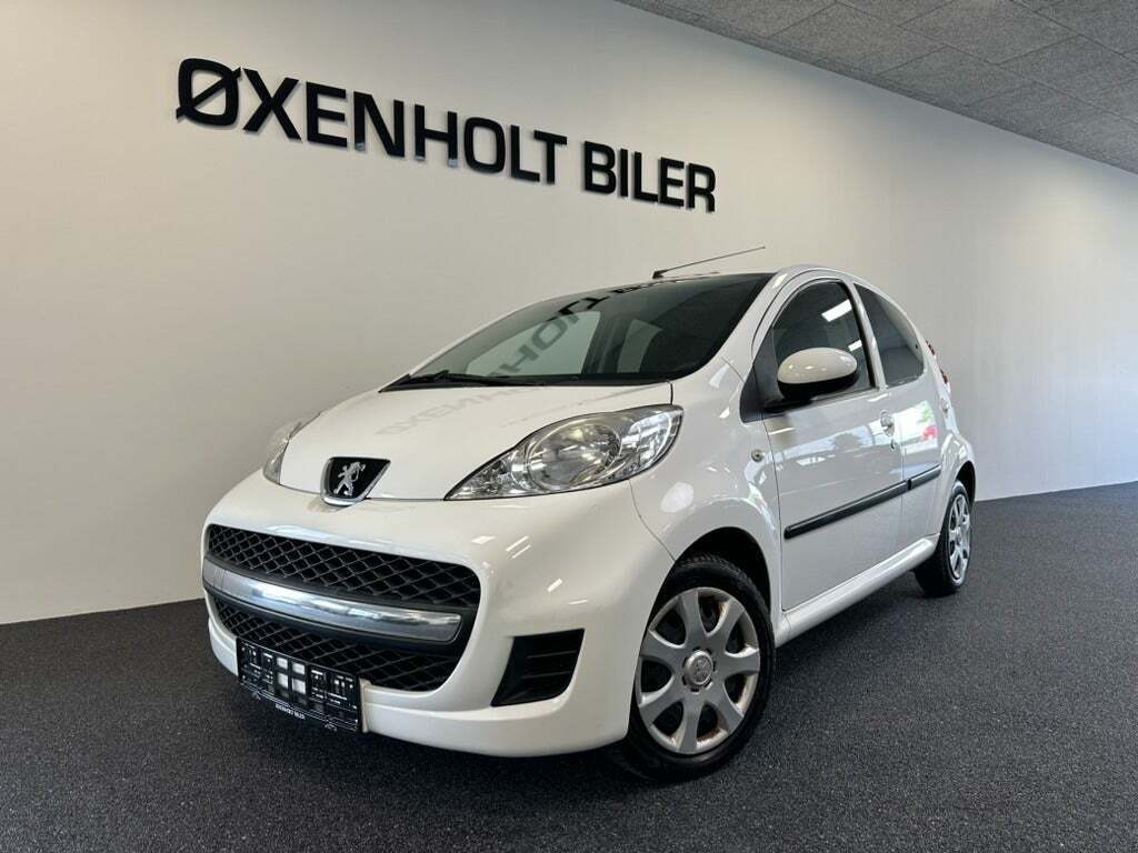 Hvid Peugeot 107 fra 2011 set udefra