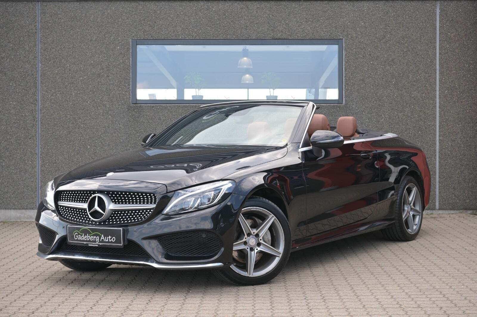 Sort Mercedes C200 fra 2017 set udefra