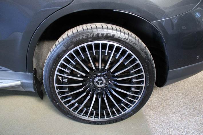 Grå Mercedes EQC400 fra 2021