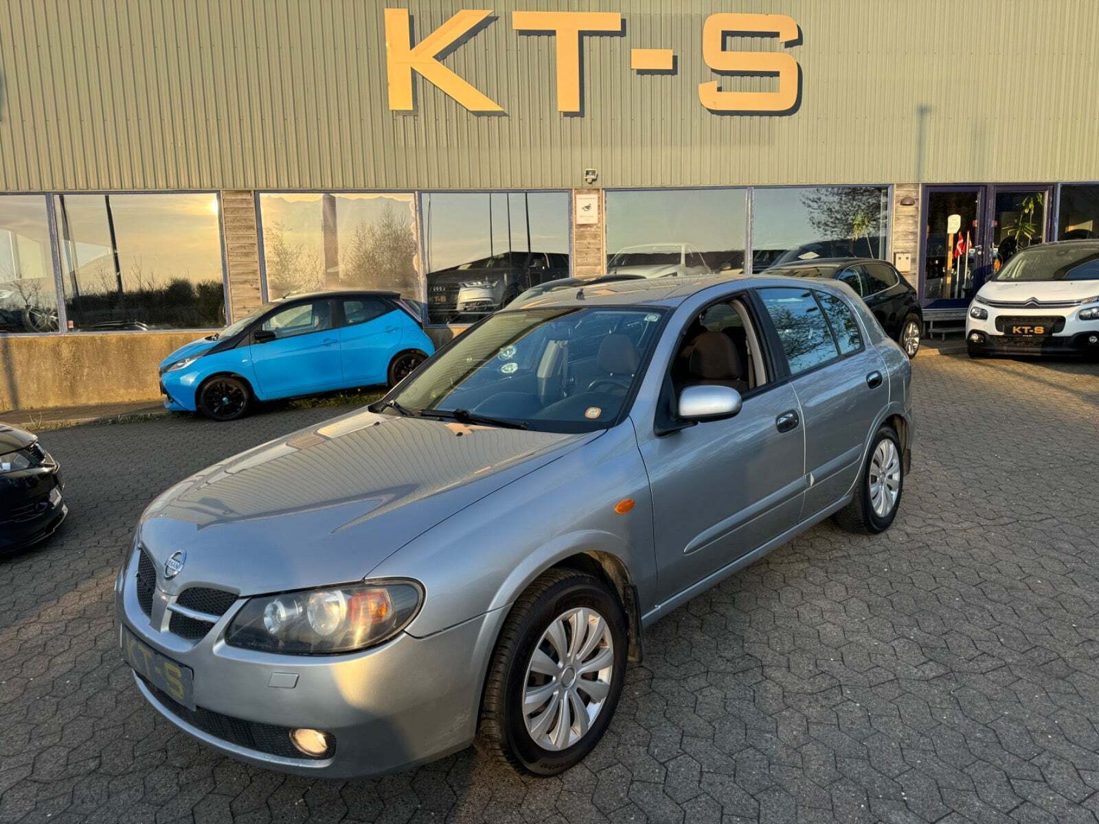 Grøn Nissan Almera fra 2005 set udefra