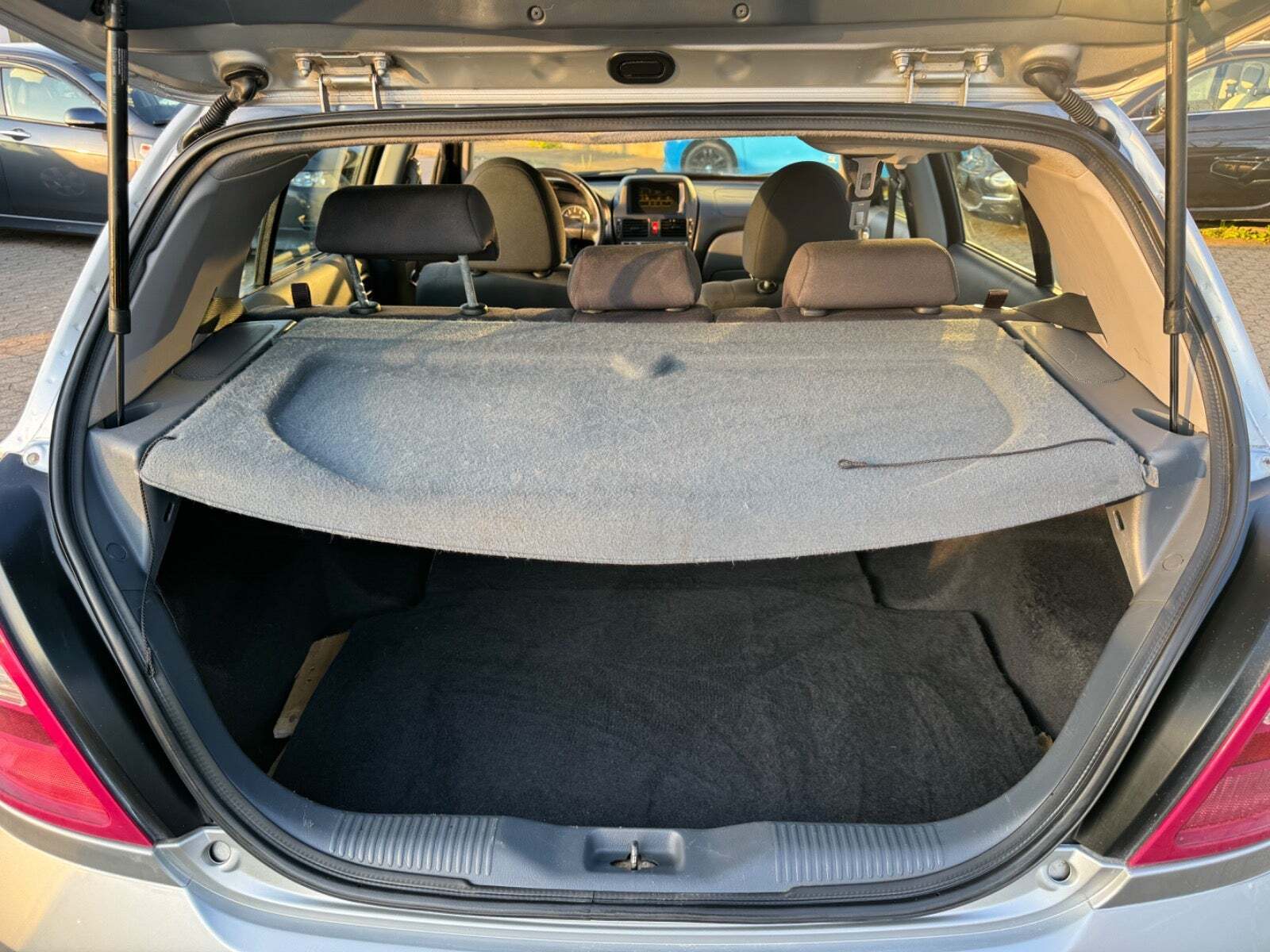 Grøn Nissan Almera fra 2005 set indefra