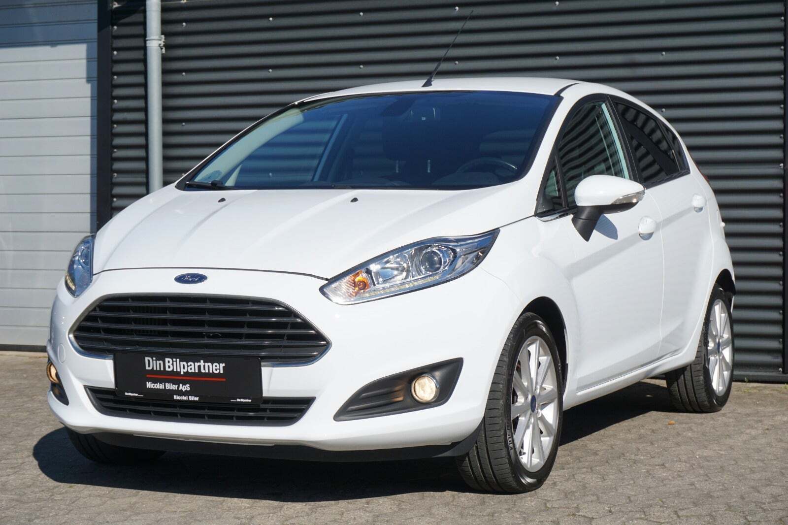 Hvid Ford Fiesta fra 2016 set udefra