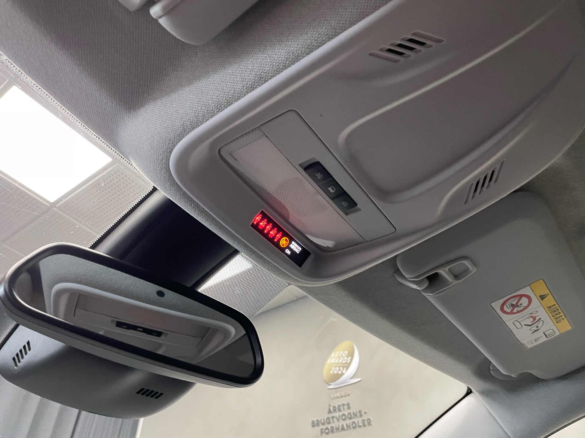 Sort Opel Crossland fra 2022 set indefra