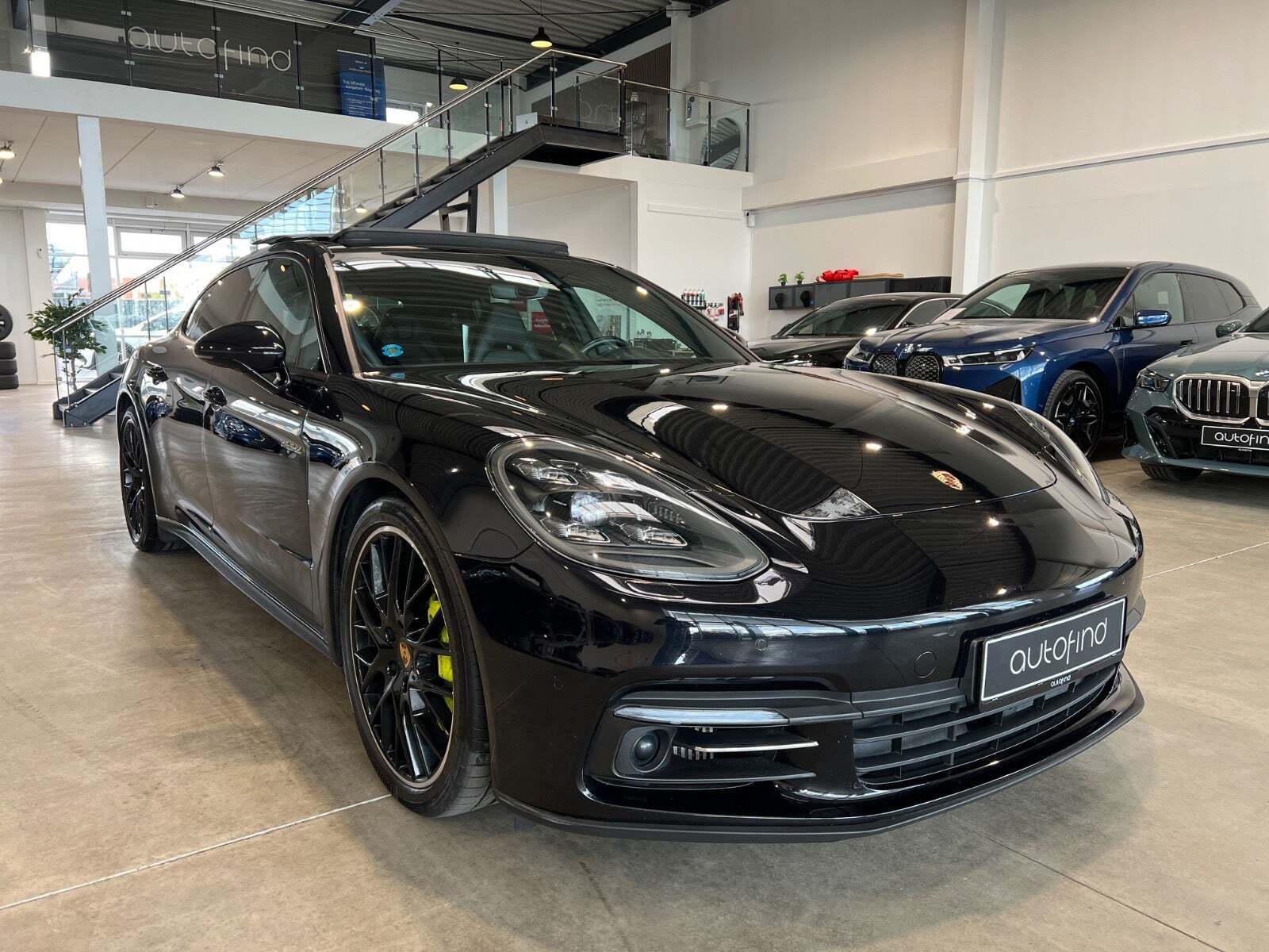 Sort Porsche Panamera 4 fra 2017 set udefra