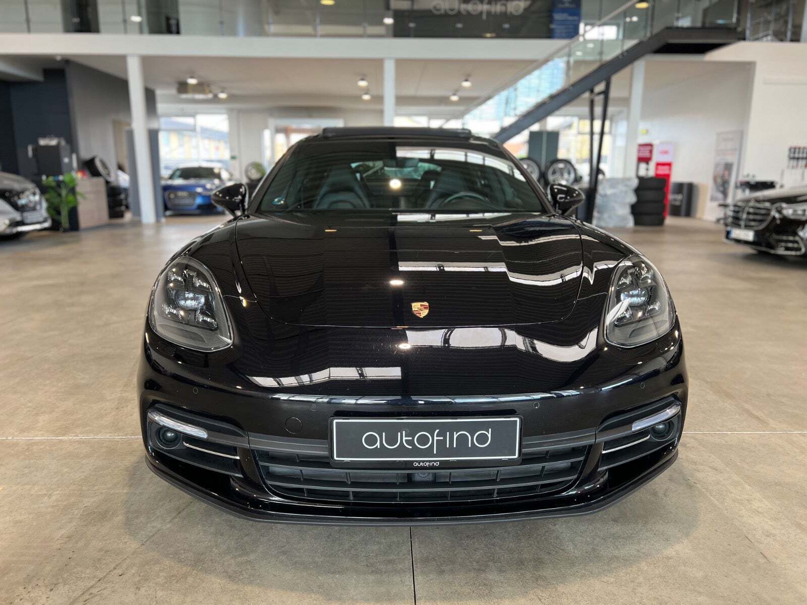 Sort Porsche Panamera 4 fra 2017