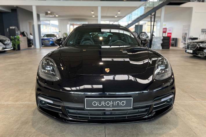 Sort Porsche Panamera 4 fra 2017